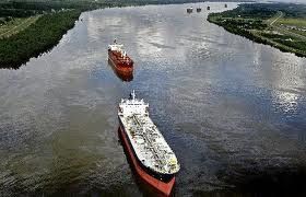 Ship that ran aground in the Mississippi River is a sign of danger 