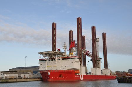 Denmark: MPI Discovery Arrives at Port of Esbjerg to Load Wind Turbines