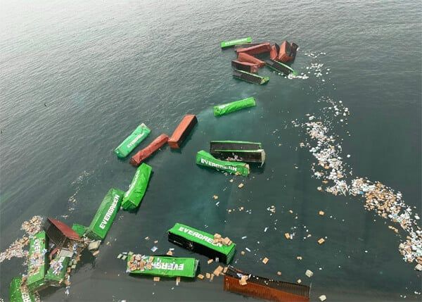 Evergreen Ship Loses Boxes Closing Callao Port for Hours