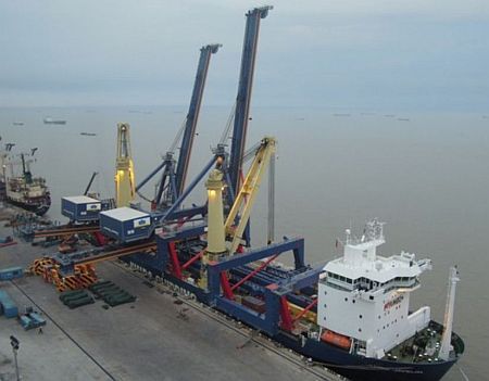 Jumbo Transports Two STS Kalmar Cranes from China to Colombia