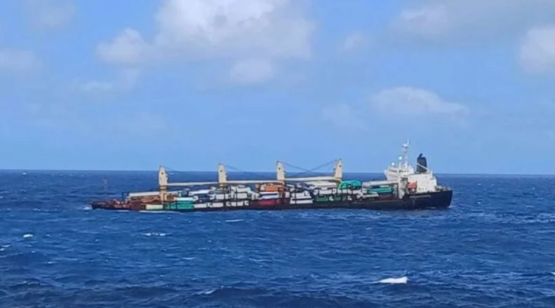 Korean Bulker Rescues Crew from Cargo Ship Sinking in the Indian Ocean