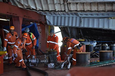 New Zealand: 54 Tonnes of Heavy Fuel Oil Removed from Rena’s Starboard Tank