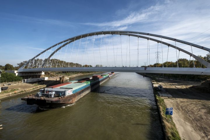 Semi-Autonomous Barge Spills Fuel on Belgium's Albert Canal