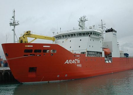 South Korean Research Ship Araon Escorts Troubled Sparta to Open Water