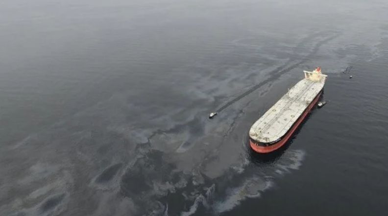 Supertanker Disconnects from Pipeline in Storm Causing Oil Slick