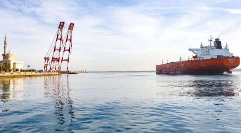 Tanker Targeted by Houthis Returns to Suez as Canal Seeks More Traffic