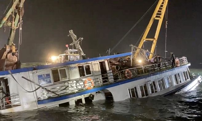 Tourist Vessel Capsizes in Ha Long Bay, Killing at Least 35 People
