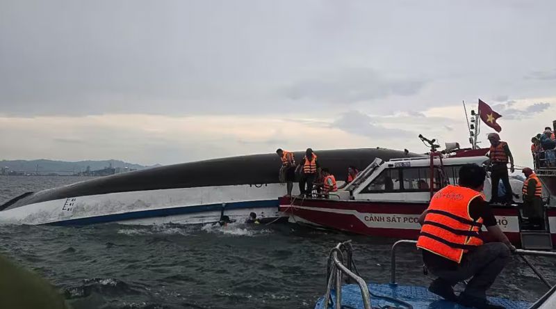 Tourist Vessel Capsizes in Ha Long Bay, Killing at Least 35 People