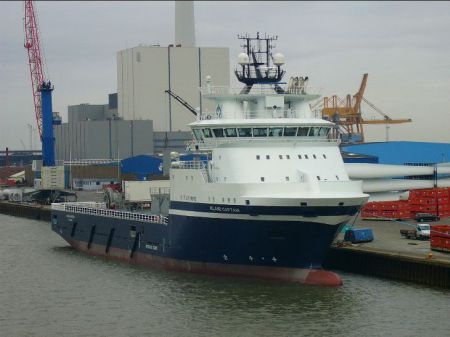 UK: Halliburton Charters OSV Island Captain for Work in North Sea