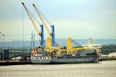 UK: World’s Largest Heavy Lift Vessel Calls at Port of Tyne