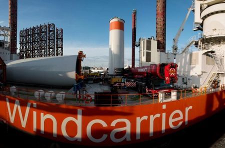 ‘Bold Tern’ Loads Offshore Wind Turbine Components in Port of Ostend, Belgium